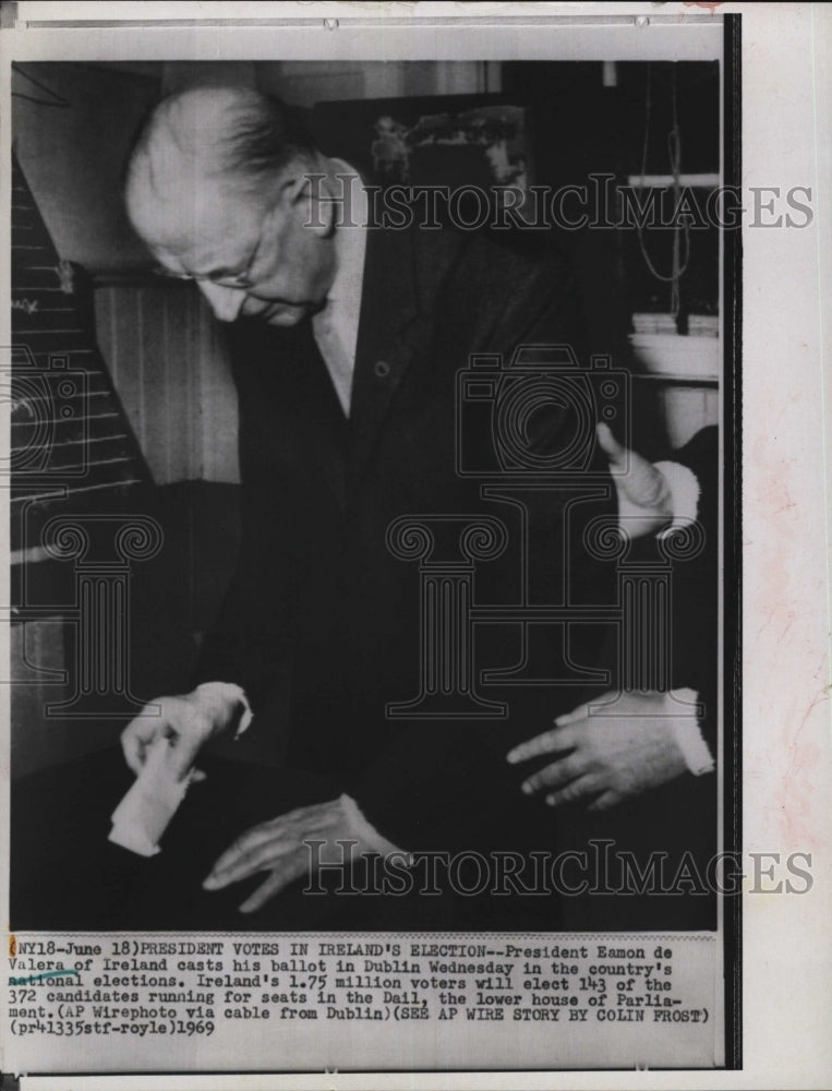 1969 Press Photo President Eamon De Velra of Ireland casts his ballot - Historic Images