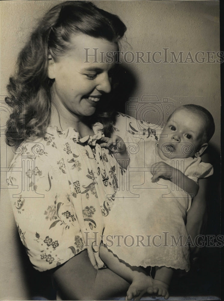 1945 Press Photo Mrs Theobold and new baby son Kenneth - Historic Images