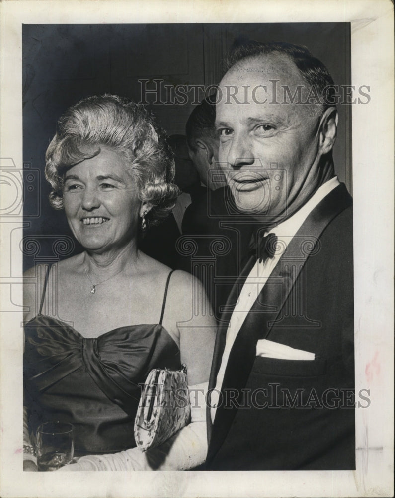 1963 Press Photo Mr &amp; Mrs EL Theobald at the Yacht Club - RSM06815 - Historic Images