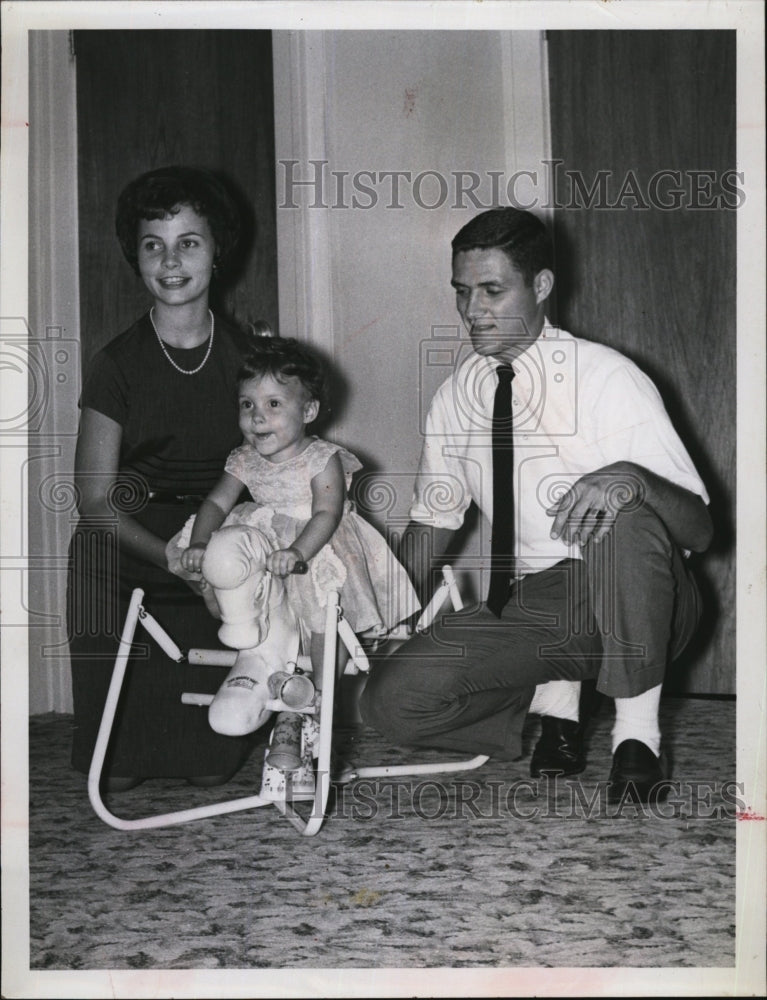 1962 Press Photo Bill Thomas, student and a dad &amp; his family - RSM06821 - Historic Images