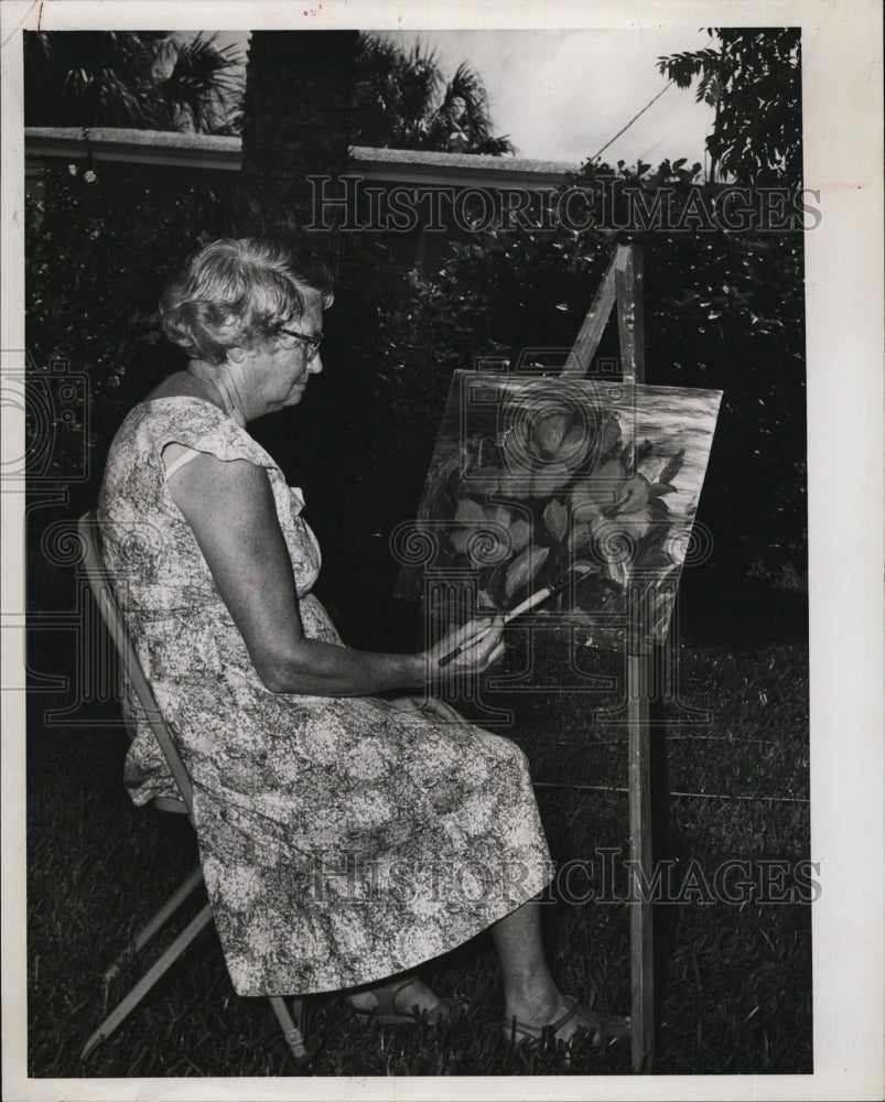 1986 Press Photo Mrs Alton Thomas at work on a art painting - Historic Images