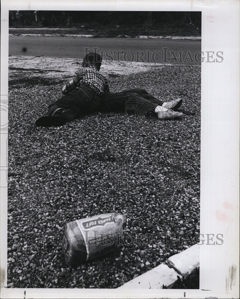 1964 Press Photo Eugene Thomas Jr playing with a friend in Florida - RSM06881 - Historic Images