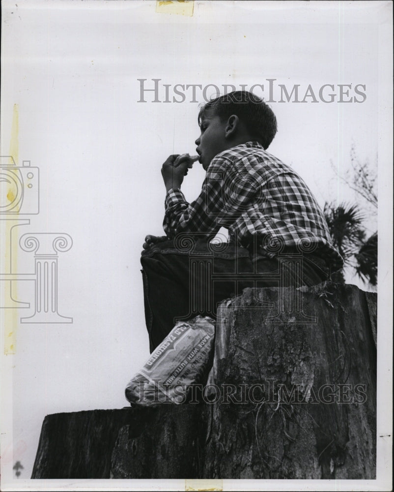 Press Photo Eugene Thomas Jr eating a loaf of bread - RSM06885 - Historic Images