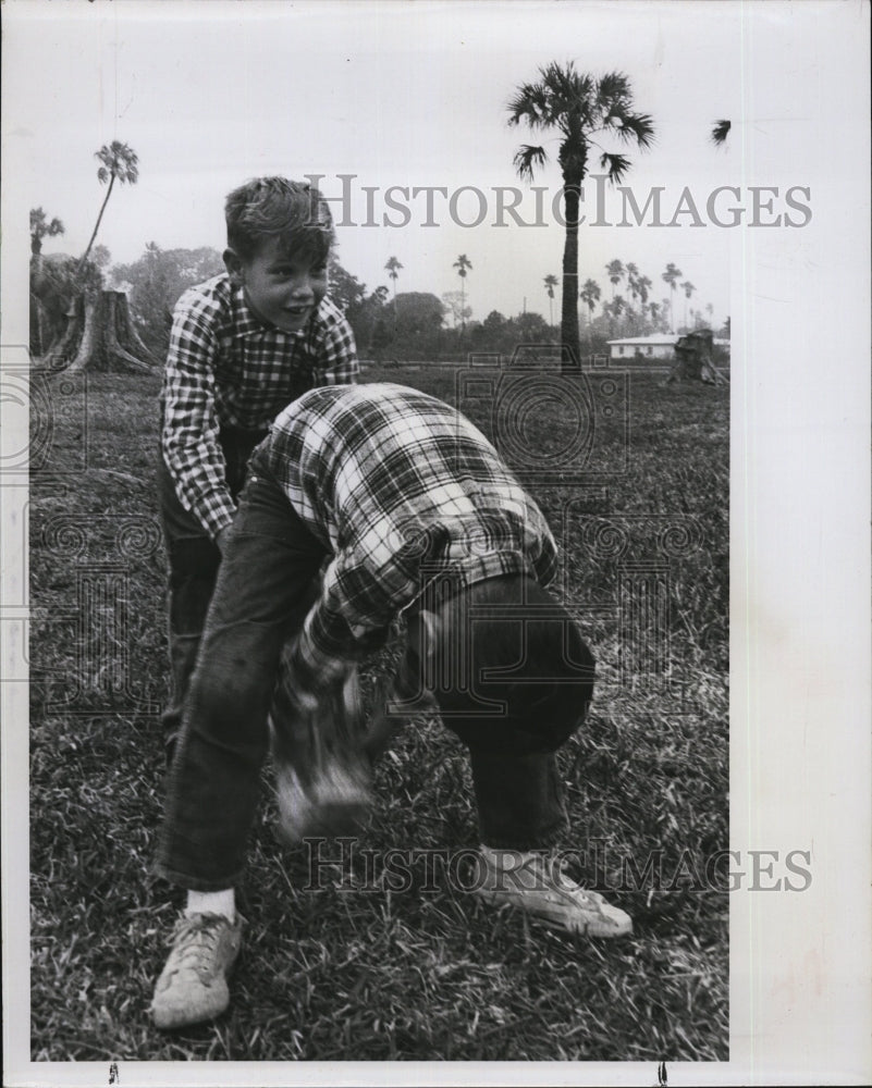 Press Photo  Eugene Thomas Jr playing with a friend in Florida - Historic Images