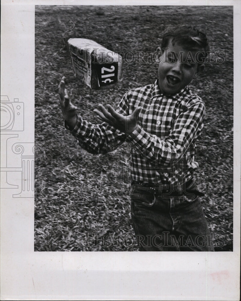 Press Photo Eugene Thomas Jr playing with a loaf of bread - RSM06889 - Historic Images