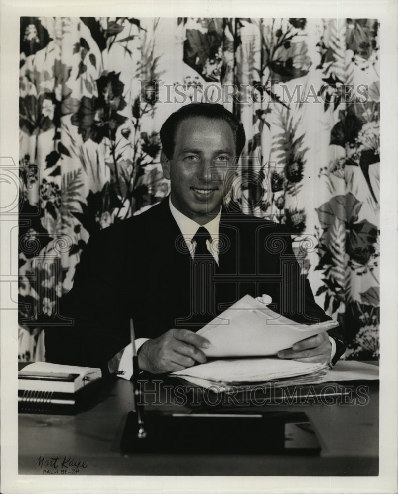 Press Photo Stanley Weintraub, VP of Major Realty Corp. - RSM06921 - Historic Images