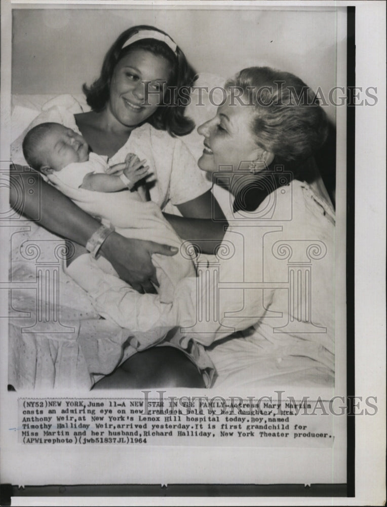 1964 Press Photo Actress Mary Martin, daughter &amp; grandson - RSM06923 - Historic Images