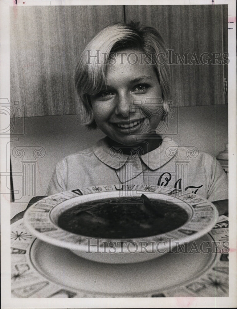 1966 Press Photo Cheryl Thomas Chopped Parsley Gazpacho recipe - RSM06995 - Historic Images