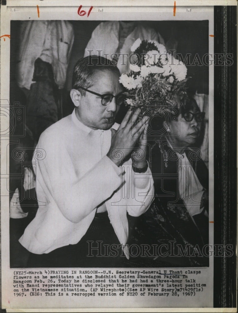 1967 Press Photo UN Sec Gen U Thant at Buddhist Golden Shwedagon Pagoda, Rangoon - Historic Images