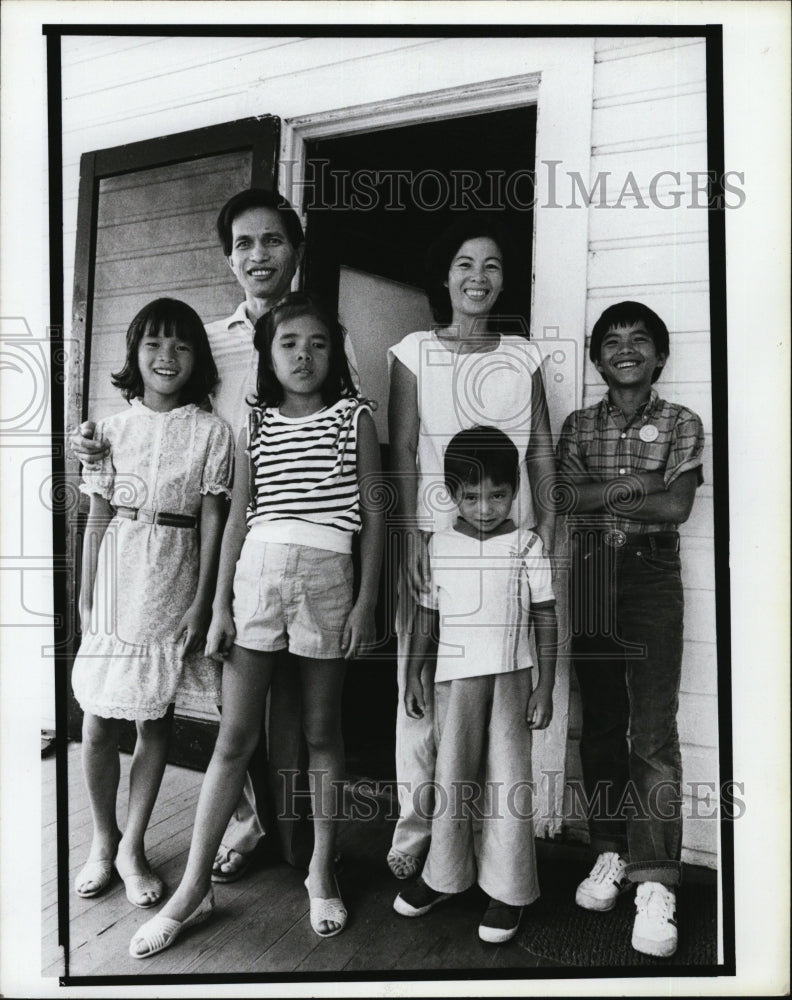 1985 Press Photo Nguyen Huu Than,Chau Ngoc Sang &amp; their children - RSM07077 - Historic Images