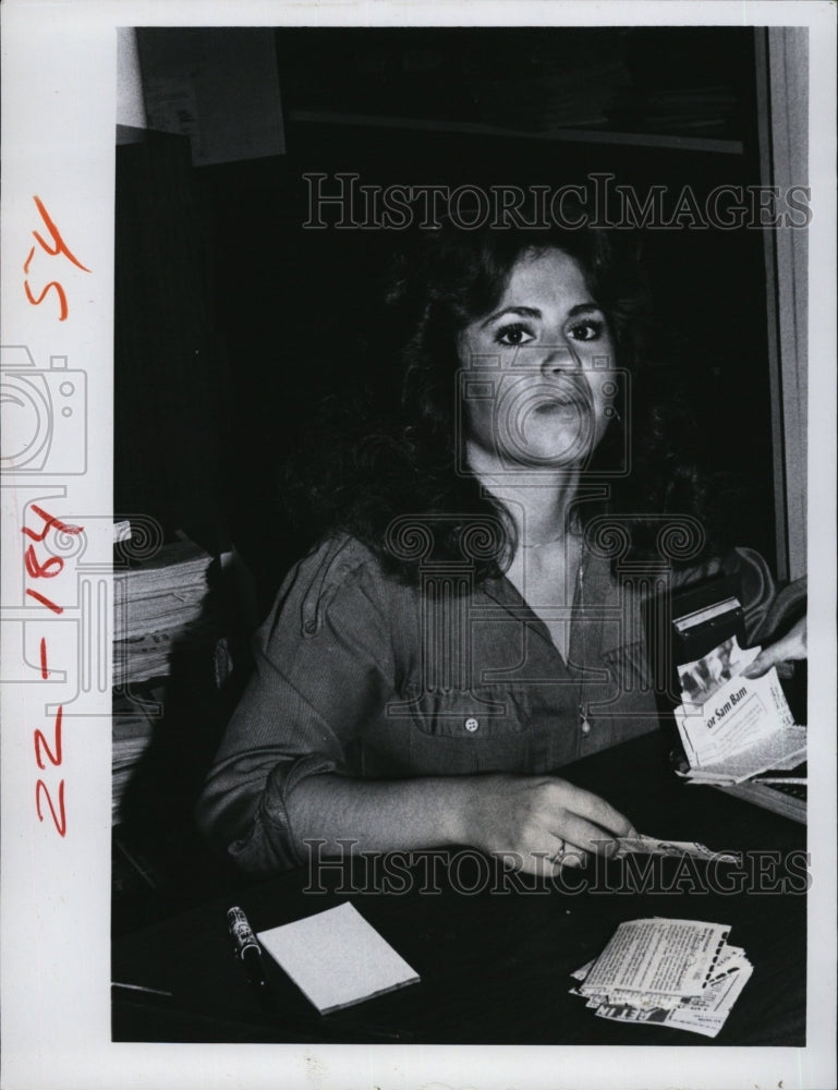 1980 Press Photo Blanch Theista, at the library - Historic Images