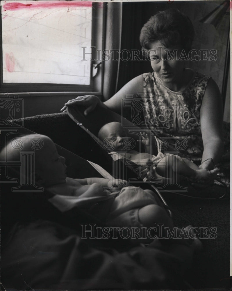 1972 Press Photo Actress Isa Thomas Eleanora Duse with Twins - Historic Images