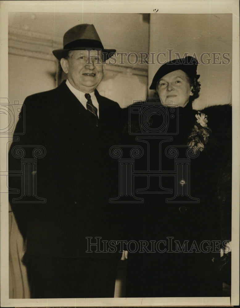 1939 Press Photo Judge Edwin S. Thomas and wife leaving for South America - Historic Images