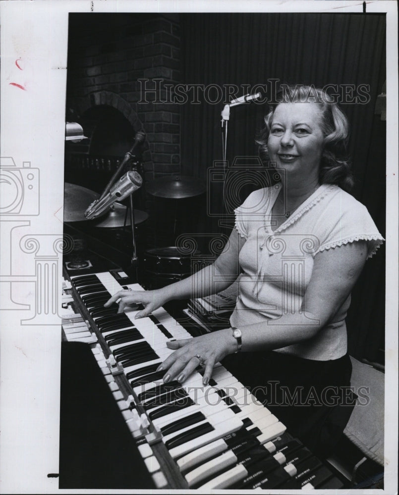 1981 Press Photo Dorothee Thomas, organist at Bradford&#39;s Coach House - RSM07337 - Historic Images