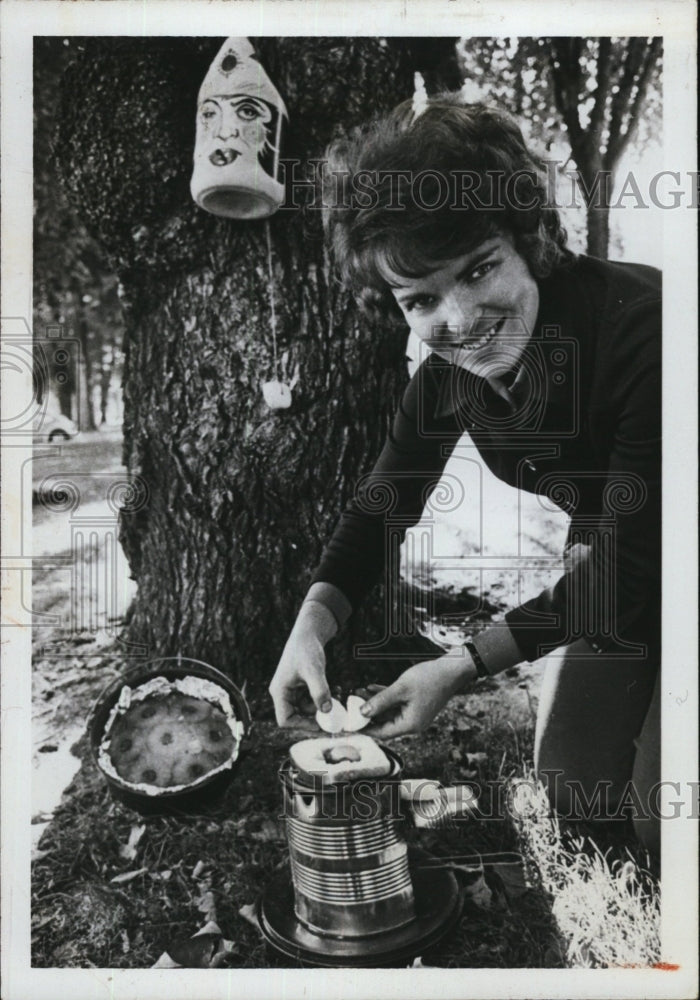 Press Photo author Dian Thomas frying an egg outdoor - RSM07341 - Historic Images