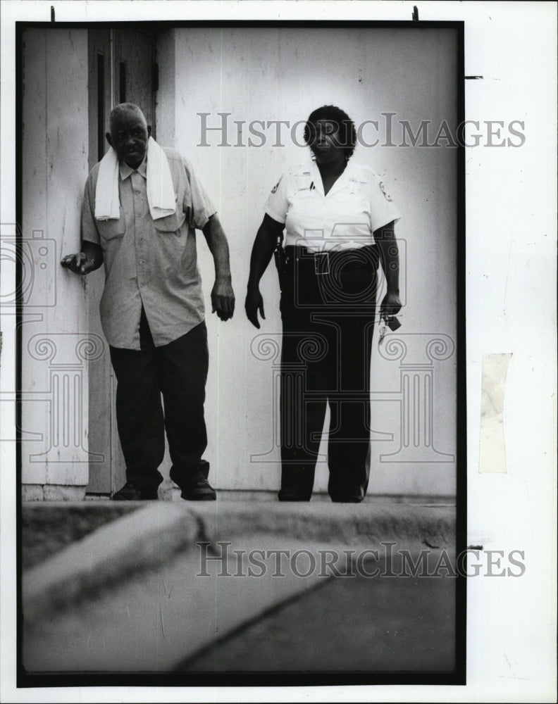 1990 Press Photo Henry Thomas County Courthouse back to jail - RSM07367 - Historic Images