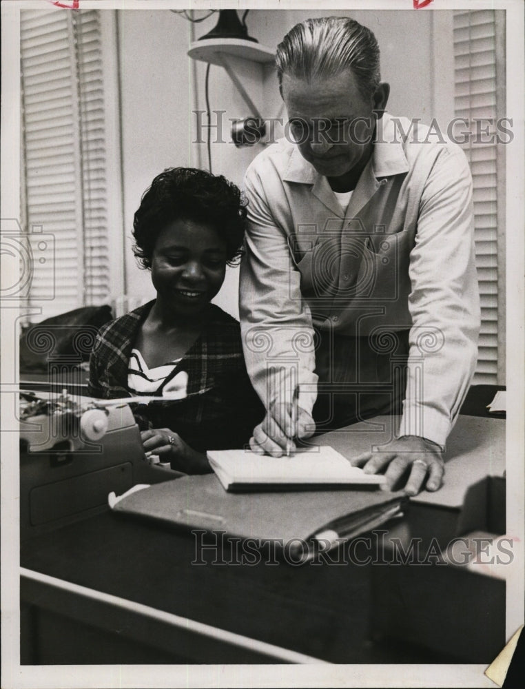 1963 Press Photo Helen Thomas Allen T. White graduate - RSM07371 - Historic Images