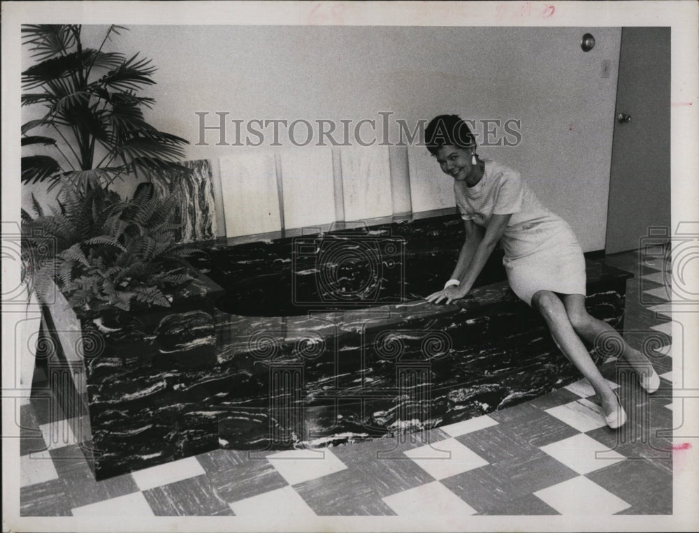 1968 Press Photo Mrs Magdalyn Payton &amp; Roman style bathtub - RSM07423 - Historic Images