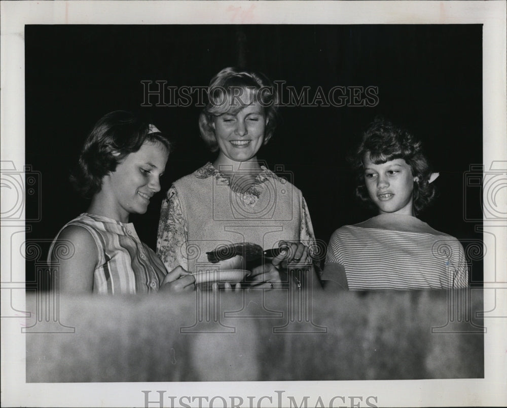 1964 Press Photo Mrs. Lora Roberts Southeast High School Teacher - RSM07435 - Historic Images