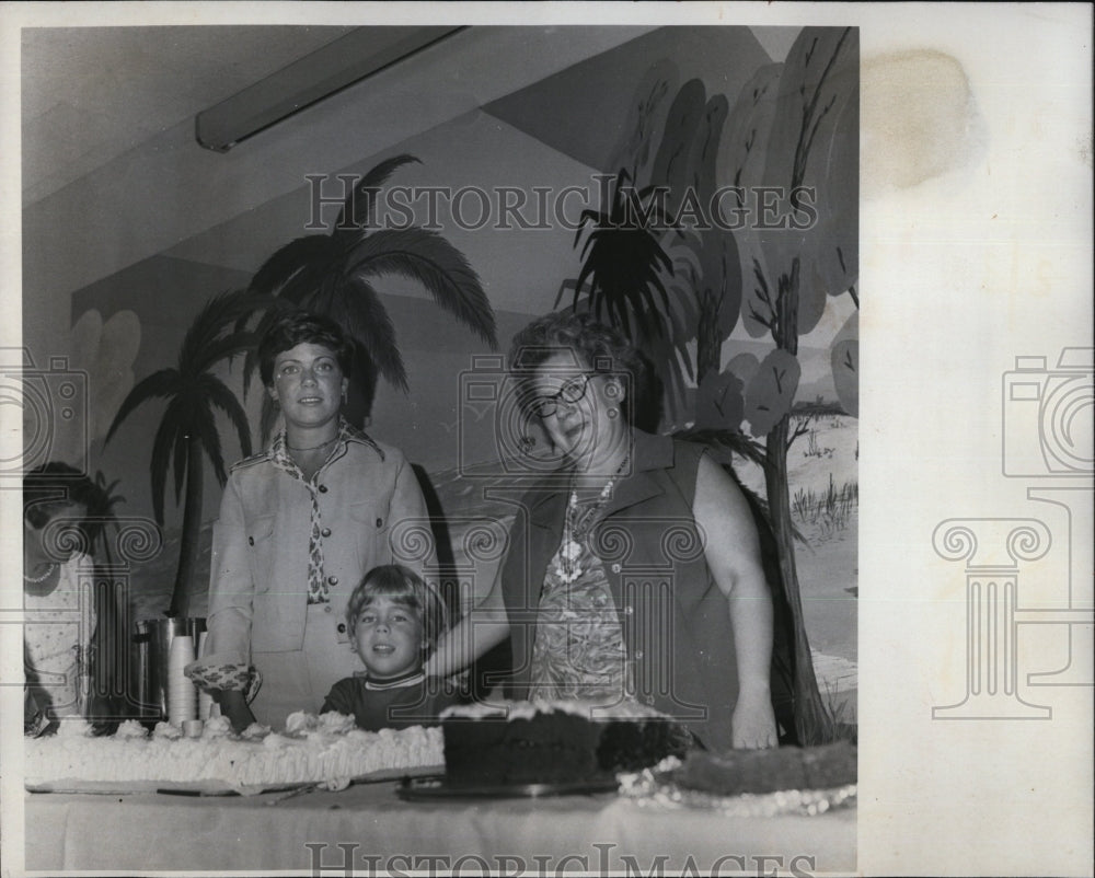 1976 Press Photo Linda Lagasse director of adult education classes in Spring Hil - Historic Images