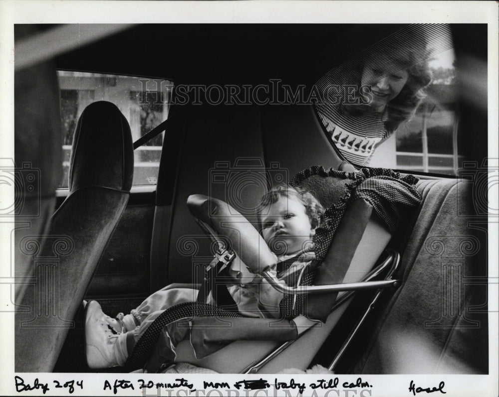 1984 Press Photo locked in car baby Kiera calm mom Janice LaFalce - RSM07465 - Historic Images