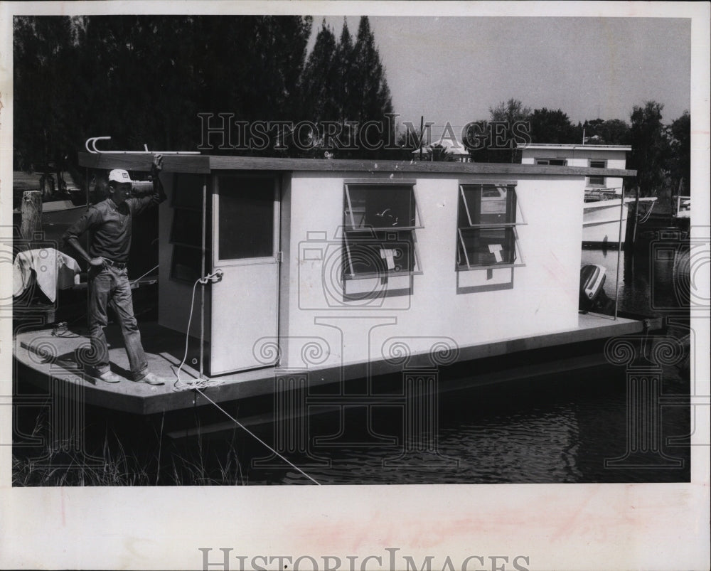 1967 Press Photo Sam Sarris houseboat building weekends - RSM07473 - Historic Images