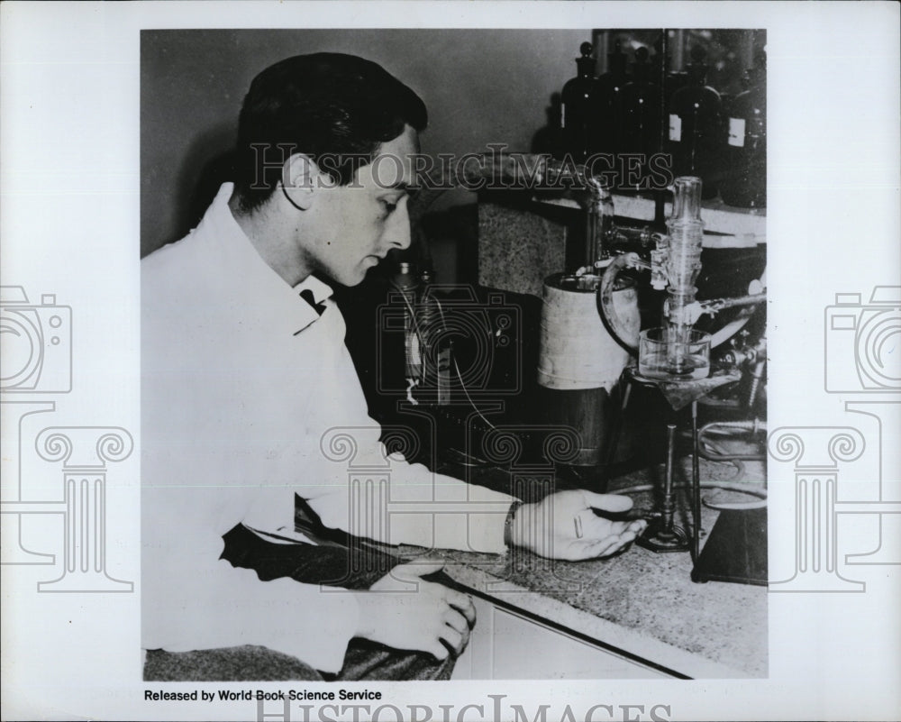 1969 Press Photo Dr. Lewis Sarett Compound E laboratory Cortisone - Historic Images