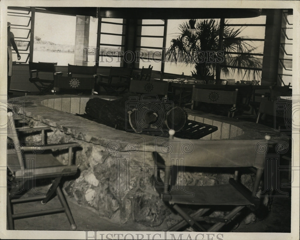 Press Photo Inside the Crow's Nest Restaurant - Historic Images