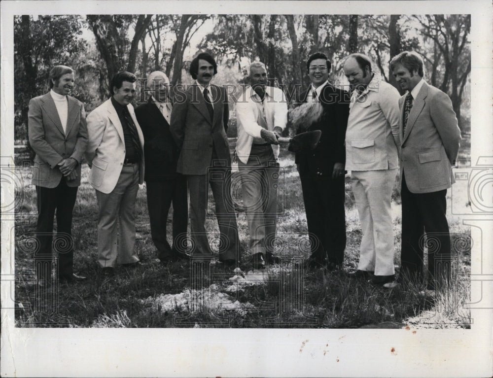 1976 Press Photo group at McDonald&#39;s groundbreaking in Brooksville, FL - Historic Images