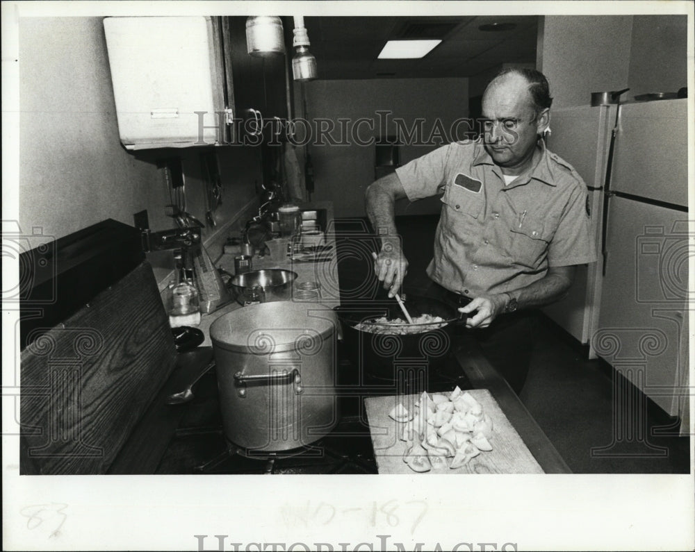 1979 Press Photo Norman Lague dinner Fire Station No. 9 firefighter - Historic Images