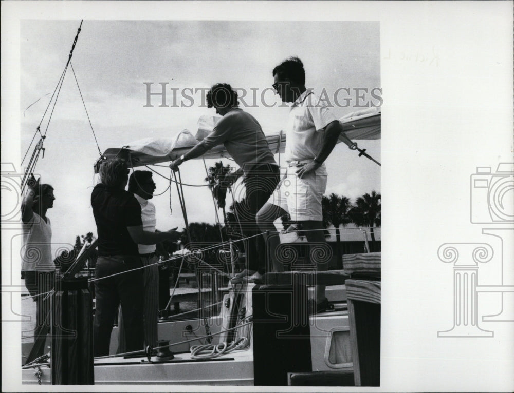 1972 Press Photo Dr Ritchie LaGrua &amp; others on his boat - RSM07559 - Historic Images