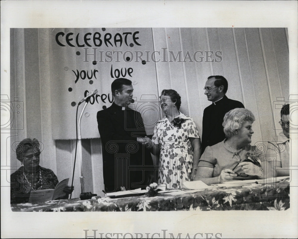 1976 Press Photo Dioceasan Council of Catholics,Rev Hoge,Mrs Kokes,Rev Brubaker - Historic Images