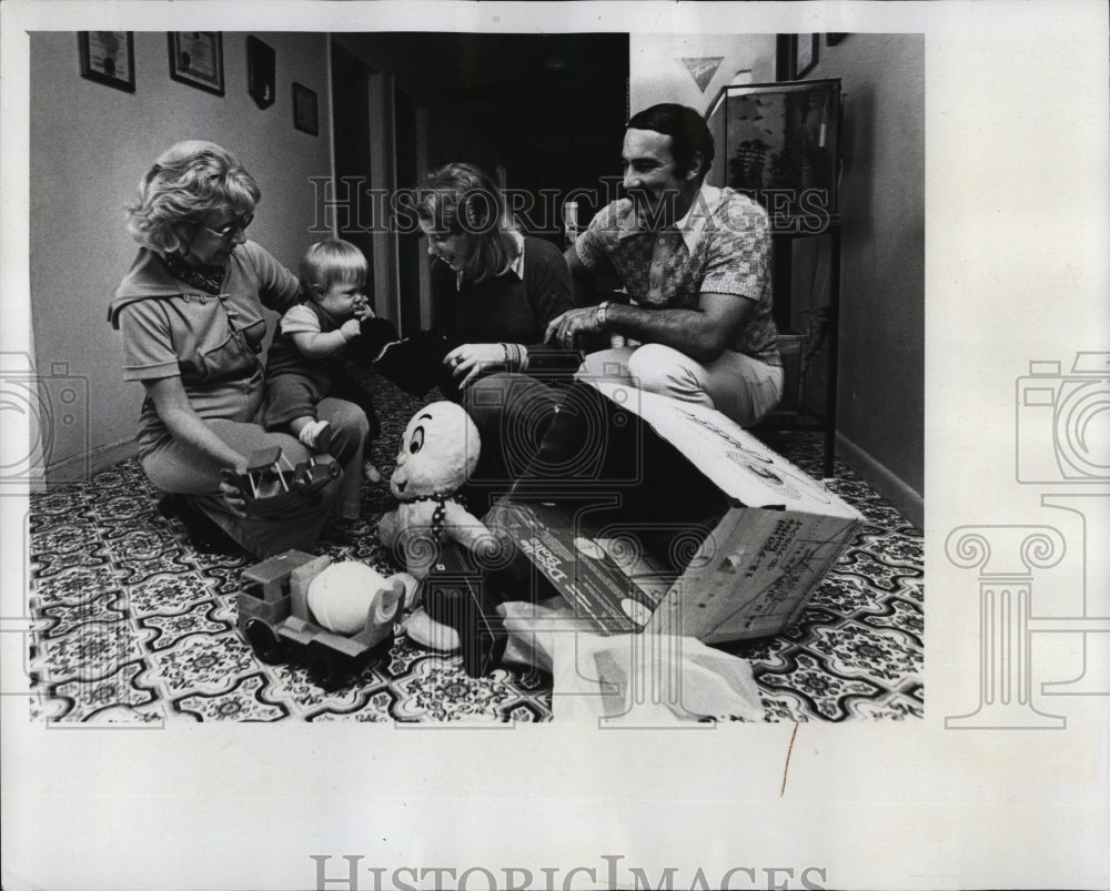 1977 Mrs B Mauer,ed Zimmerman, C Atkins, F Simonetti & toys - Historic Images