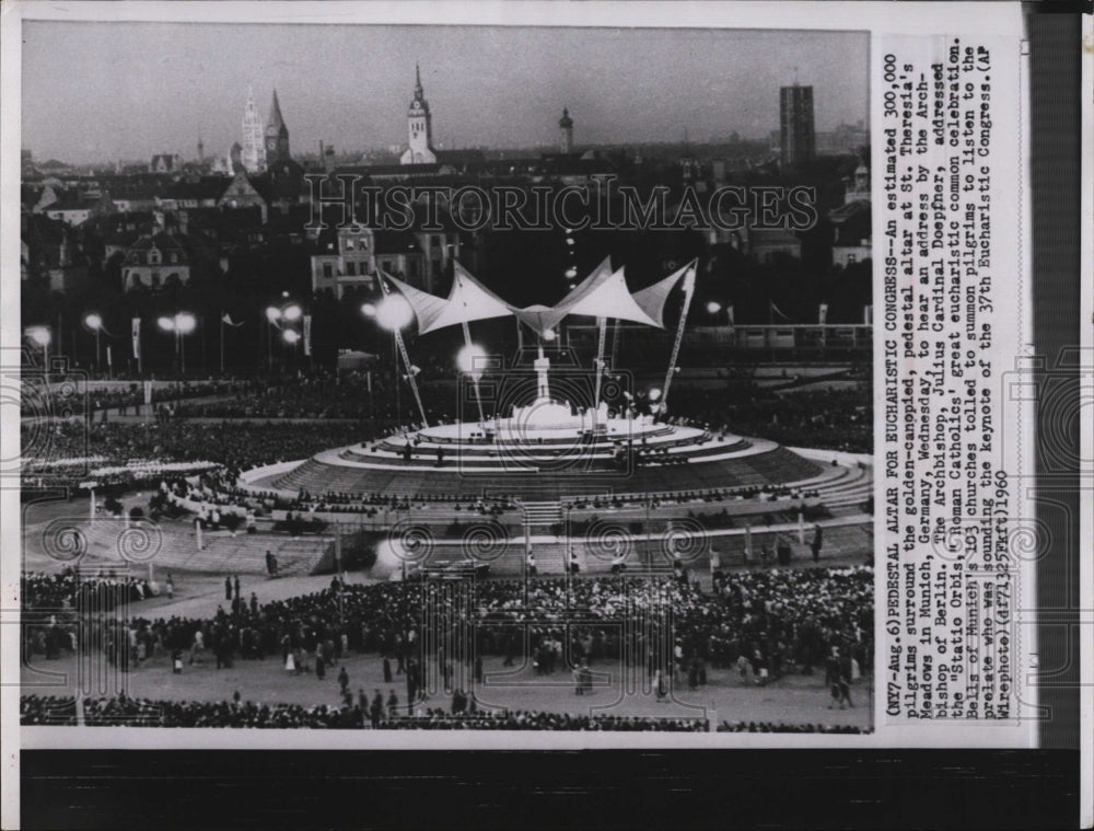 1960 Press Photo Pilgrims at altar at St Theresia&#39;s Meadows in Munich, Germany - Historic Images