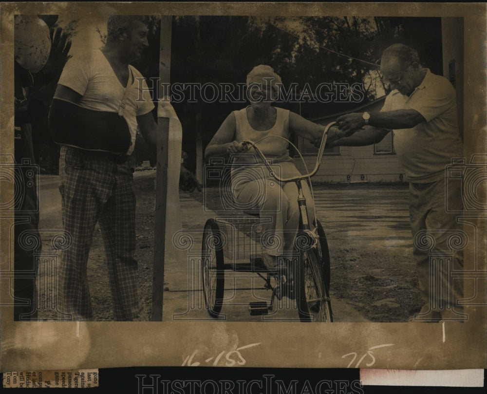 1976 Press Photo Mrs Collura Rides Her Trike with Husband Joe Helping - Historic Images