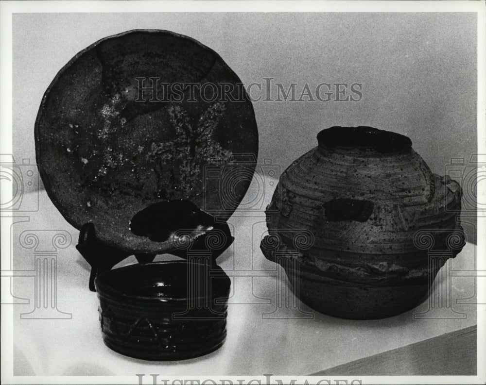 1984 Potter stoneware on display at a museum - Historic Images
