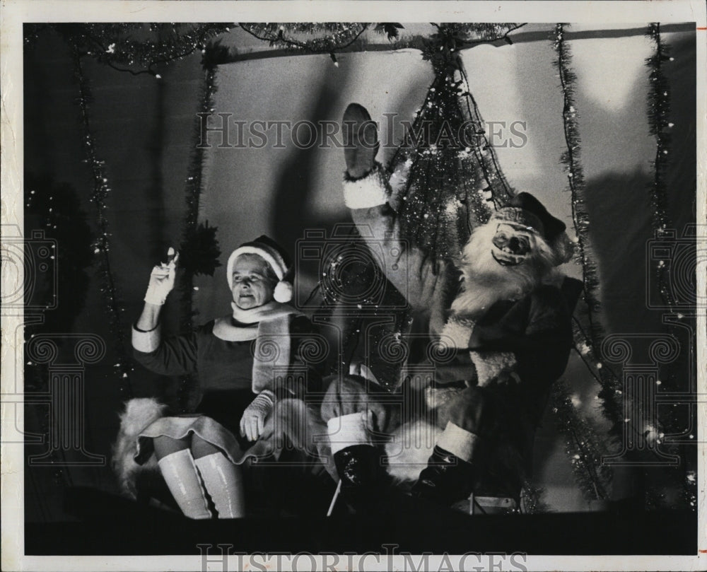 1976 Rene & Florine Lajeunesse Portray Santa & Mrs Claus - Historic Images