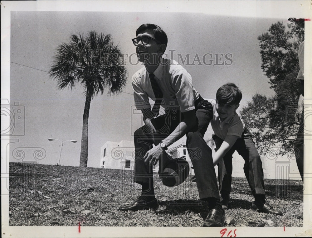 1968 Press Photo Marcelo Vasquez &amp; brother Lou Alacon playing football - Historic Images