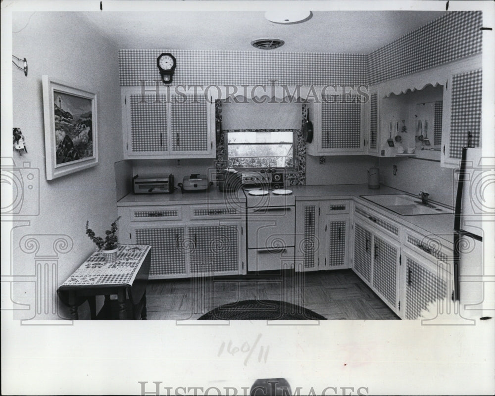 1977 Press Photo Woodworking cabinet remodel of a kitchen - Historic Images