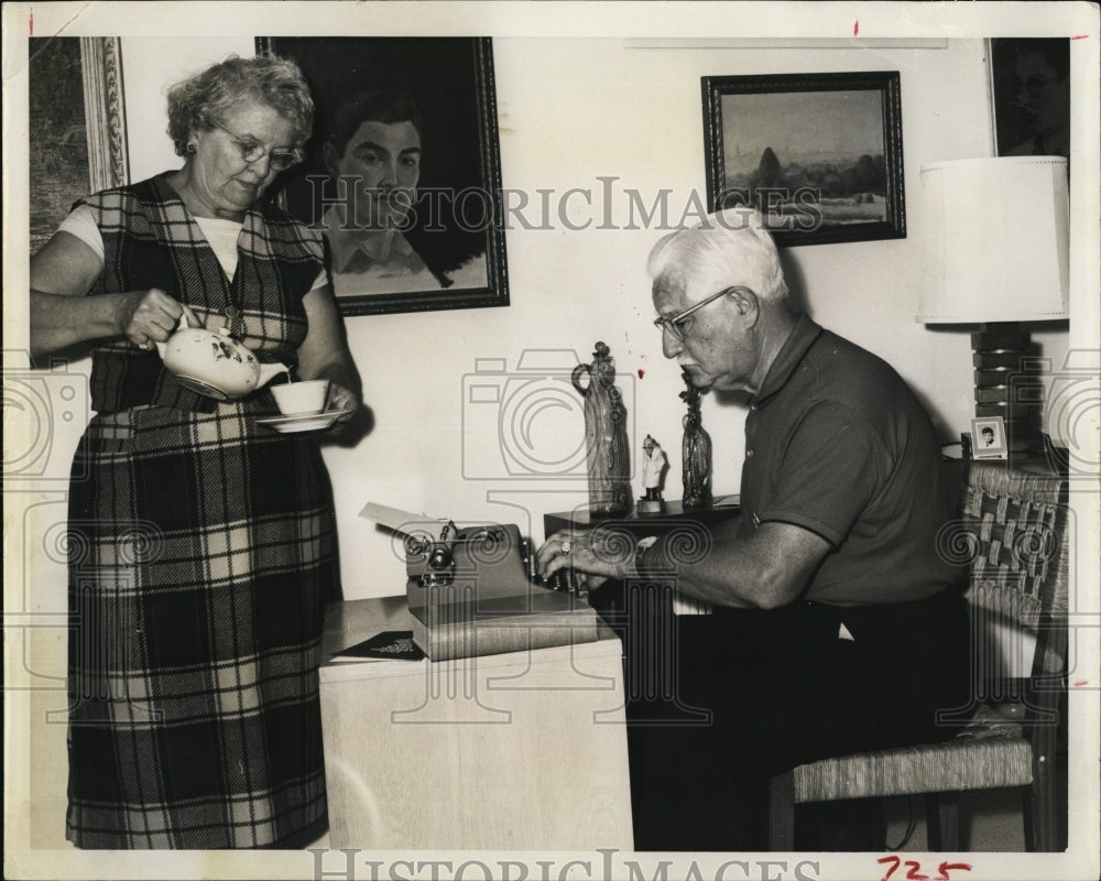 1965 Press Photo John Veltman &amp; his wife Tiesche at their Florida home - Historic Images