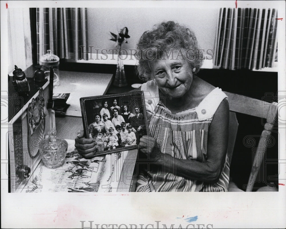 1981 Press Photo Rosa LaMantea rounds delivering tiny red bibles family portrait - Historic Images