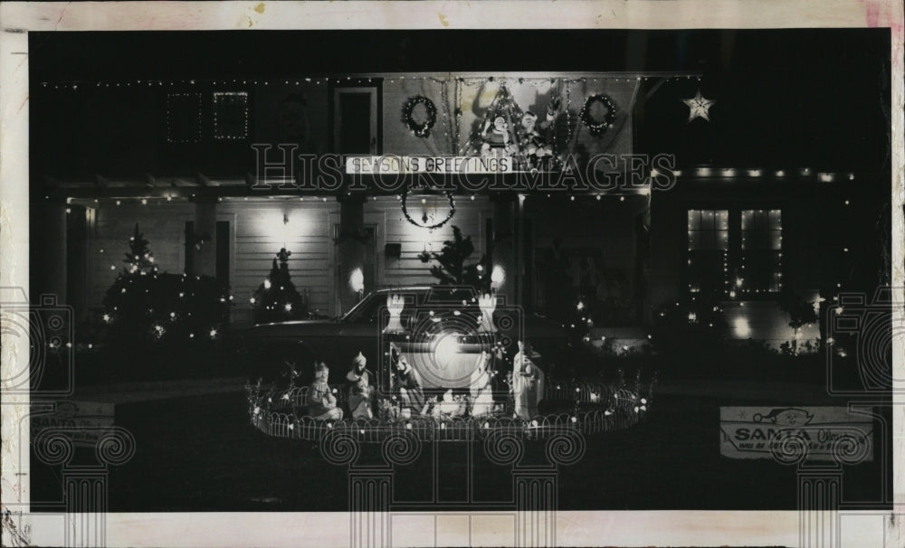 1984 Press Photo Rene & Florine Lajeunesse's home decorated for Christmas - Historic Images