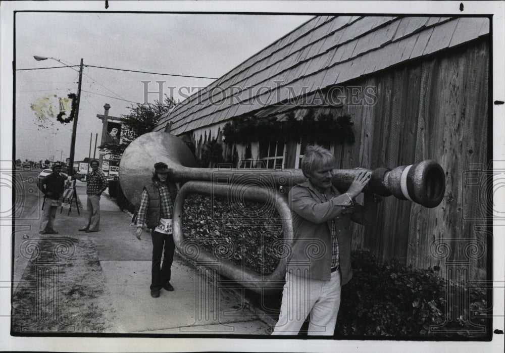 1989 Press Photo Pete Standow &amp; N Peacock with decor for Red Cavalier Restaurant - Historic Images