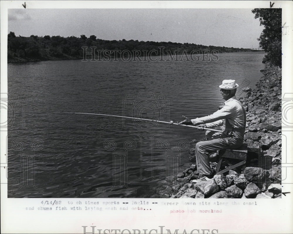 1982 Press Photo Mercer Rowan Fishing for Mullet in Florida - RSM07933 - Historic Images