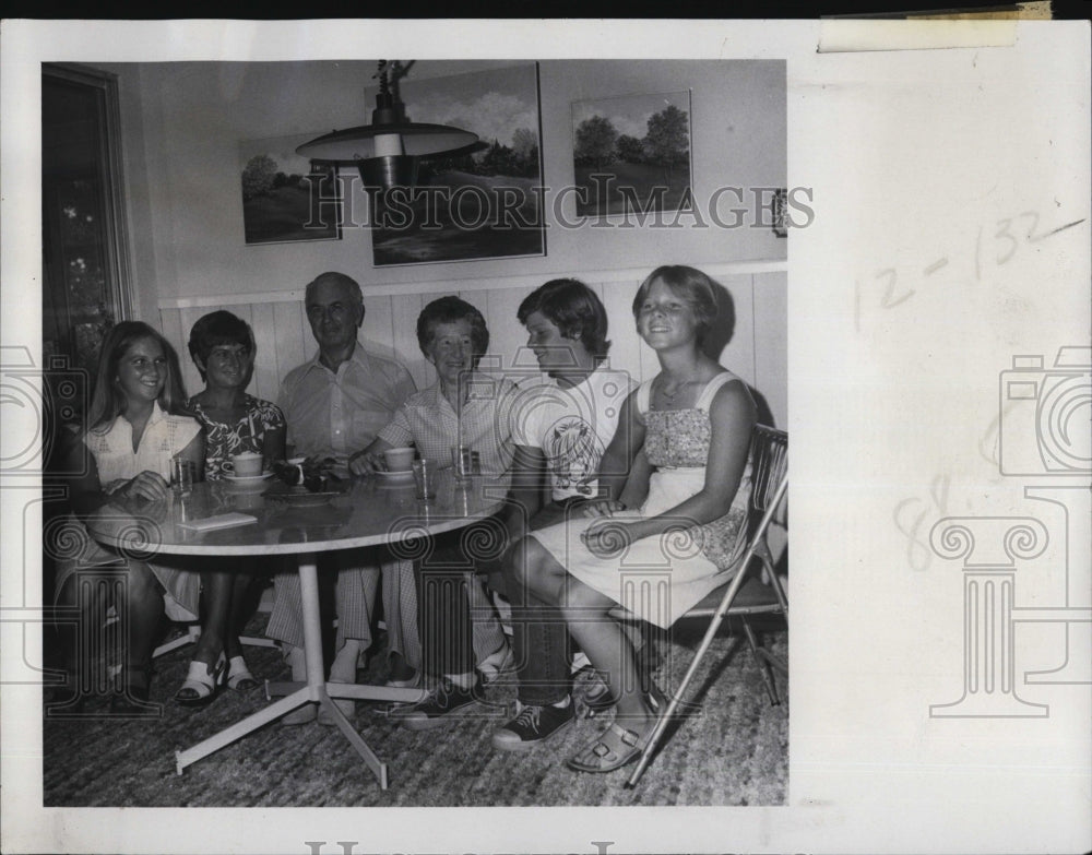 1977 Press Photo Dana &amp; Gaenor Tripp, Mr &amp; Mrs Chapman &amp; Jay &amp; Toni Tripp - Historic Images