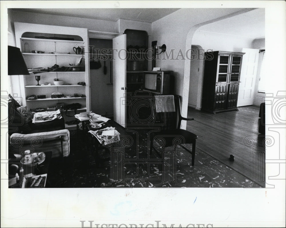 1984 Press Photo Chase bookshelf portuguese Cabinet Broom closet - Historic Images