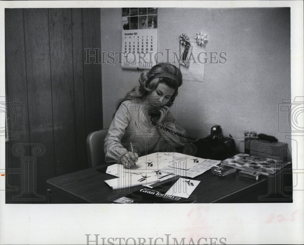 1972 Press Photo Louise Chase Car Salesman - RSM08043 - Historic Images