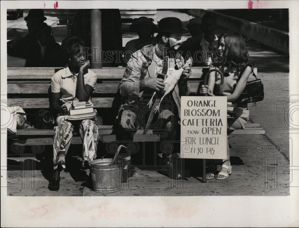 1971 Press Photo Charky the Clown-Magician at Williams Park - Historic Images