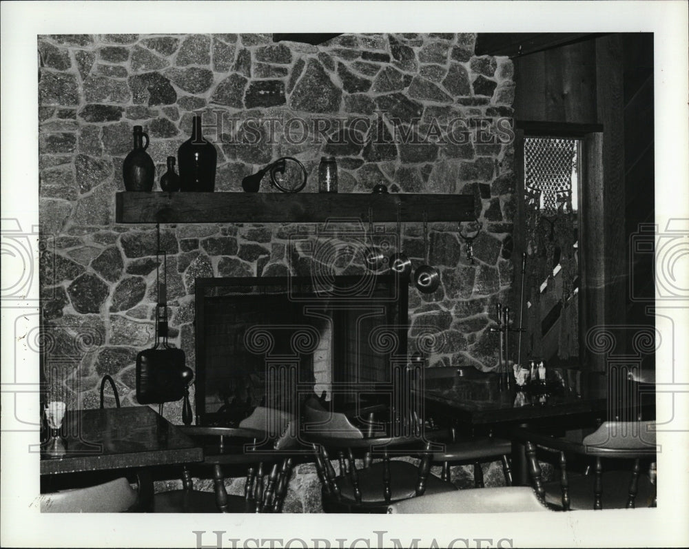 1980 Press Photo Fireplace creates a comfortable atmosphere at O&#39;Keefe&#39;s - Historic Images