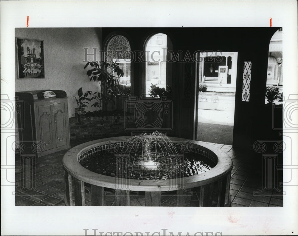 1982 Press Photo Fountain at Cafe Europa in Clearwater, Fla. - RSM08165 - Historic Images